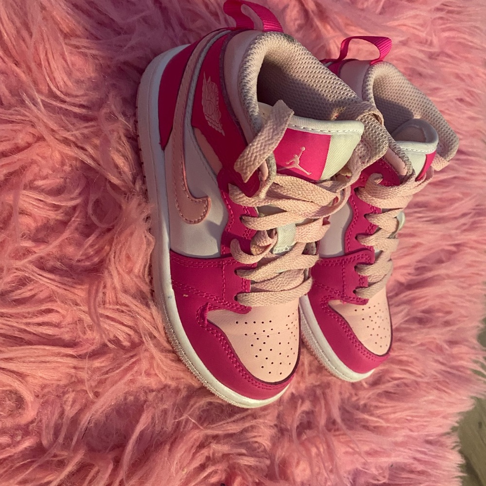 Kids pink and white used jordan retro 1 size 11